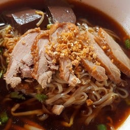 ก๋วยเตี๋ยวเป็ดตุ๋น ไก่ตุ๋นยาจีน หน้าตลาดหนองหอย