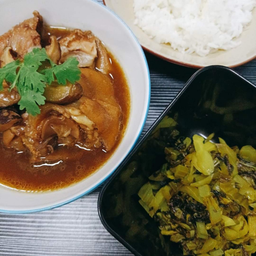 ข้าวขาหมูเนื้อหนังไข่พะโล้