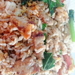 ข้าวผัดหมูกรอบ
