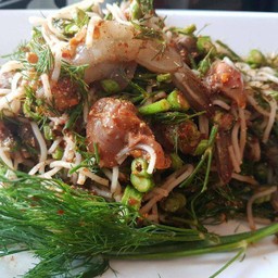 ยำขนมจีนกุ้งดิบ