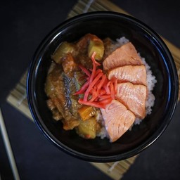 ข้าวหน้าแกงกะหรี่แซลมอนเผาไฟ