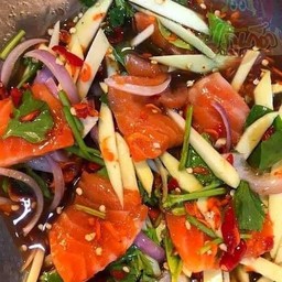 ยำแซลมอน