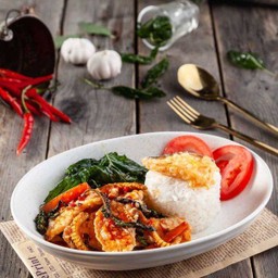 ข้าวกะเพราแซลมอนกรอบ