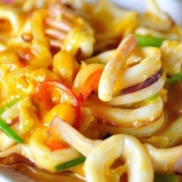 ข้าวปลาหมึกผัดผงกะหรี่