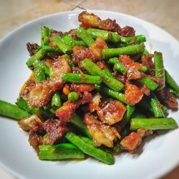 หมูสามชั้นผัดพริกแกงราดข้าว
