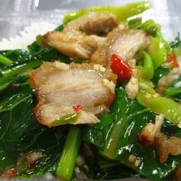 ข้าวคะน้าหมูกรอบ