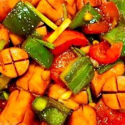 พริกเผาไส้กรอก  ราดข้าว