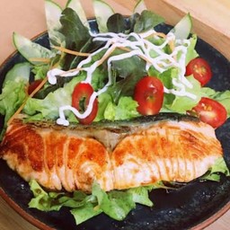 สลัดแซลมอนย่าง