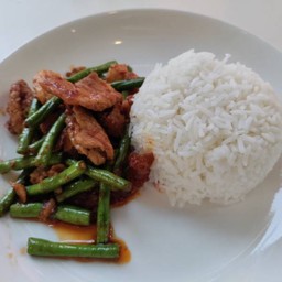 ข้าวราดผัดพริกแกง (ราคาเริ่มต้นที่เนื้อไก่)