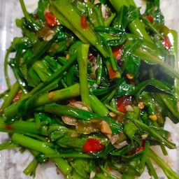 ผัดผักบุ้งไฟแดงราดข้าว