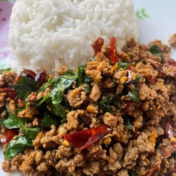 กะเพราเนื้อสับ ยี่หร่า (ราดข้าว)