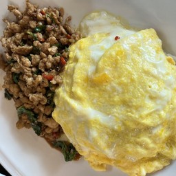 ข้าวกะเพราหมูสับไข่ข้น