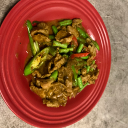 ผัดเครื่องแกงหมู