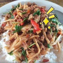 ข้าวกะเพราหมูสับหน่อไม้ สำหรับคนมักหน่อ