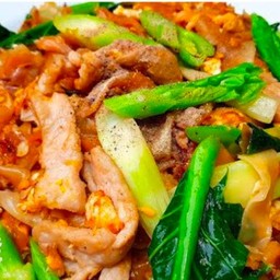 ผัดซีอิ้วเส้นใหญ่หมู