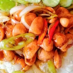 พริกหยวกไส้กรอก  ราดข้าว