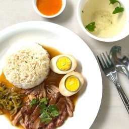 อิ่มเจริญ ก๋วยเตี๋ยวเมืองชล (สนามกอล์ฟ pine club) สนามกอล์ฟ pine club