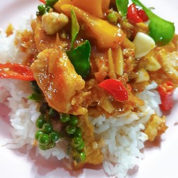 ผัดพริกแกงไก่ราดข้าว