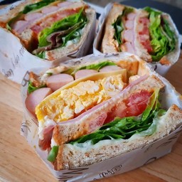 แซนวิสไส้กรอกแฮมไข่ข้น