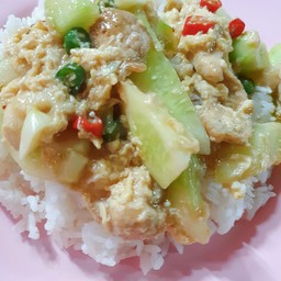 แตงกวาผัดไข่ราดข้าว