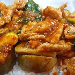ข้าวราดผัดพริกแกง
