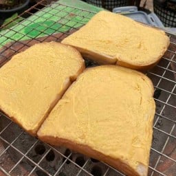 ปั ง ยี่ สิ บ  ( ขนมปังปิ้งเตาถ่าน )