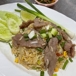 ข้าวผัดหมูจานใหญ่