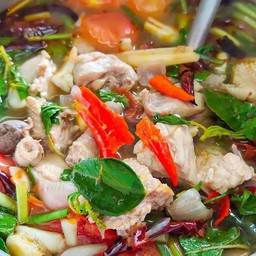 ต้มยำไก่ในใสใส่ใบกระเพรารสจัด
