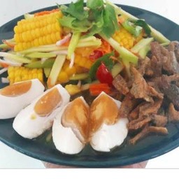 ยำข้าวโพด+มะม่วงไข่เค็มปลากรอบ