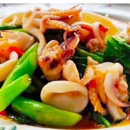 คะน้าปลาหมึก(ราดข้าว)