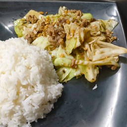 กระหล่ำผัดน้ำปลาราดข้าว