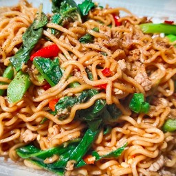 ผัดมาม่ากระเพราหมูสับ(ใส่พริก)