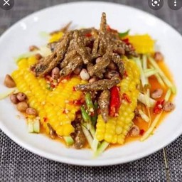 ยำข้าวโพดมะม่วงปลากรอบ