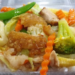 ผัดผักรวมหมูกรอบราดข้าว