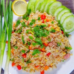 ข้าวผัดแหนม หอมๆ เปรี้ยวนิดๆลงตัว