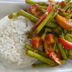 พริกแกงผักบุ้งเต้าหู้เหลืองมังสวิรัติราดข้าว