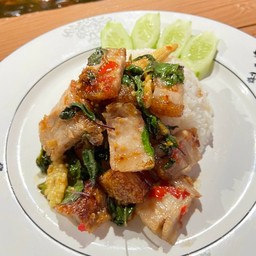 กระเพาหมูกรอบ