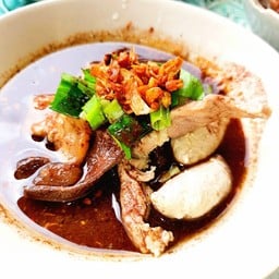 ก๋วยเตี๋ยวเรือ (น้ำ-แห้ง) สะโพกไก่ตุ๋น+ลูกชิ้น