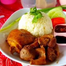 ข้าวมันไก่ตุ๋น พิเศษรวมหมูตุ๋น