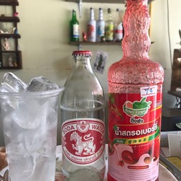 น้ำสตอเบอร์รี่ผสมโซดา