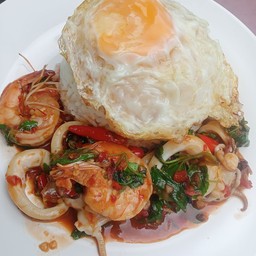 ข้าวกระเพราทะเล+ไข่ดาว