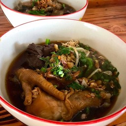 ก๋วยเตี๋ยวไก่ตุ๋น สามแยกอบต.ดงมูลเหล็ก