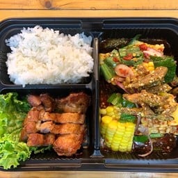 ชุดคู่ยำข้าวโพดปลากรอบ&ข้าวหมูทอดน้ำจิ้มแจ่ว