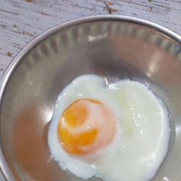 ไข่ออนเซ็น(ขออนุญาตเคาะแล้วใส่ไปในน้ำซุปเลยนะคะ)เพราะไปเป็นลูกไข่ชอบมีปัญหาค่ะ