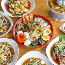 ร้าน สหาย ตำ ยำ
