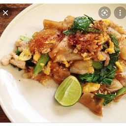 ผักซีอิ๋วเส้นใหญ่เซฟอาทร์หมูหมึกไก่รวมสูตรภัรตคาร