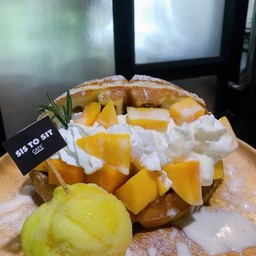 วาฟเฟิ้ลมะม่วง (Mango waffle)