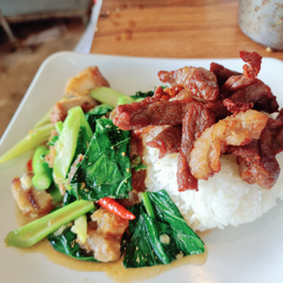 ข้าว2 ใจ ข้าวผัดผักหมูกรอบ+เนื้อแดดเดียวติดมัน