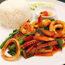 ผัดพริกแกง ปลาหมึก