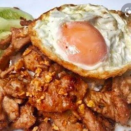 หมูกระเทียม+ไข่ดาว(ราดข้าว)